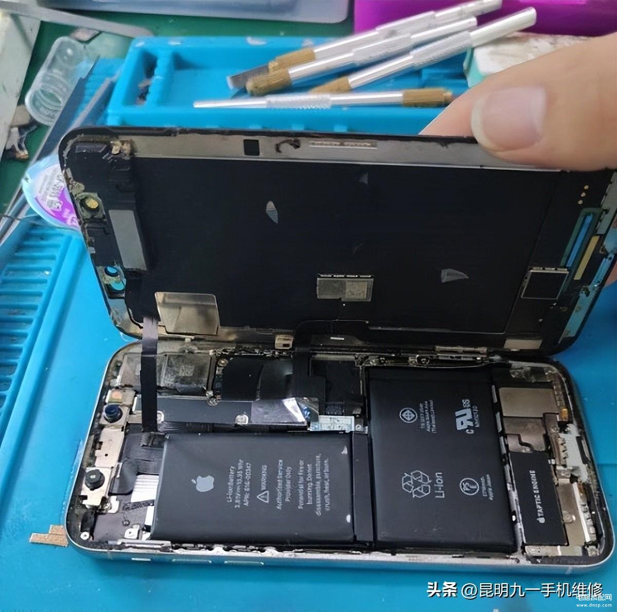 iPhone自动关机解决方法（苹果手机开关机故障的恢复方案）